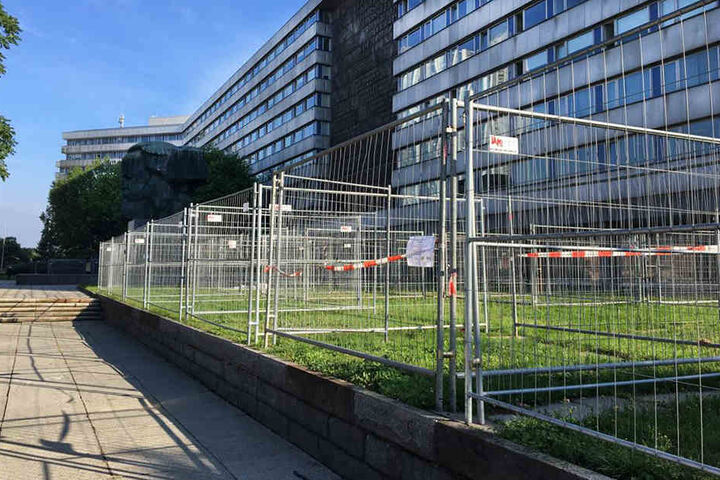 Zwischen Marx-Monument und Straße der Nationen stehen schon die ersten Zellen.