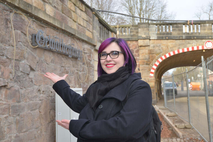Jessica Grünzig (36) vom Verein Chemnitzer Gewölbegänge freut sich, dass die Zufahrt wieder frei ist.