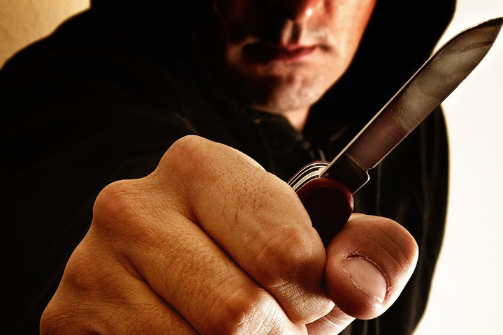 Die Täter bedrohten den Jugendlichen mit einem Messer und raubten ihn dann aus. (Symbolbild)