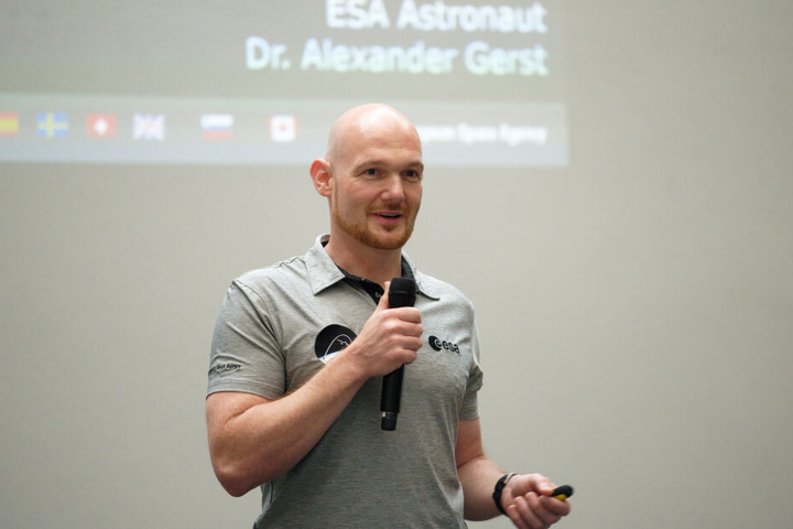 Alexander Gerst sprach am Montagabend vor Schülern über seine Aufenthalte auf der Internationalen Raumstation (ISS).