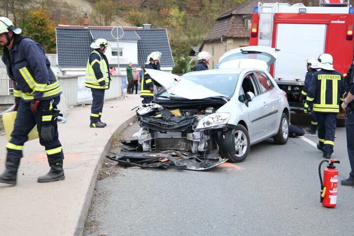 Die Feuerwehr konnte den Wagen zurück auf die Straße ziehen.
