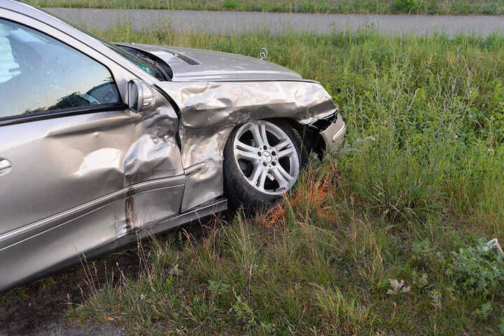 Der Mercedes wurde vor allem an der rechten Seite getroffen.