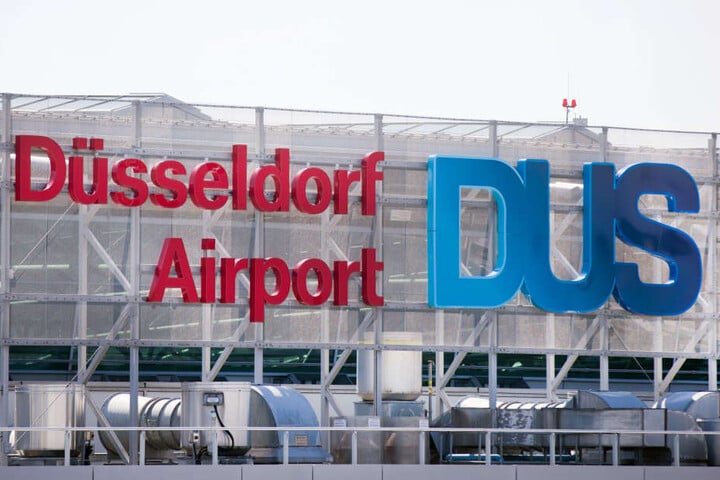 Blick auf das Logo am Flughafen Düsseldorf.