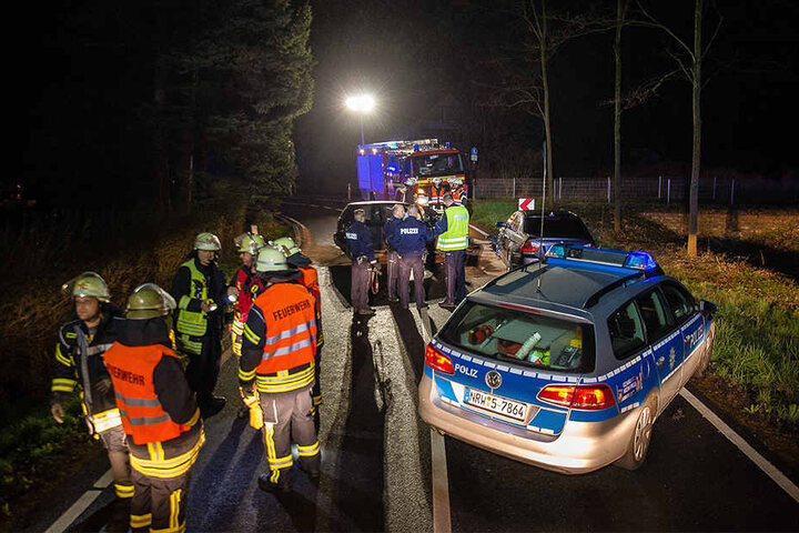 Die Einsatzkräfte mussten den Schelpmilser Weg sperren.