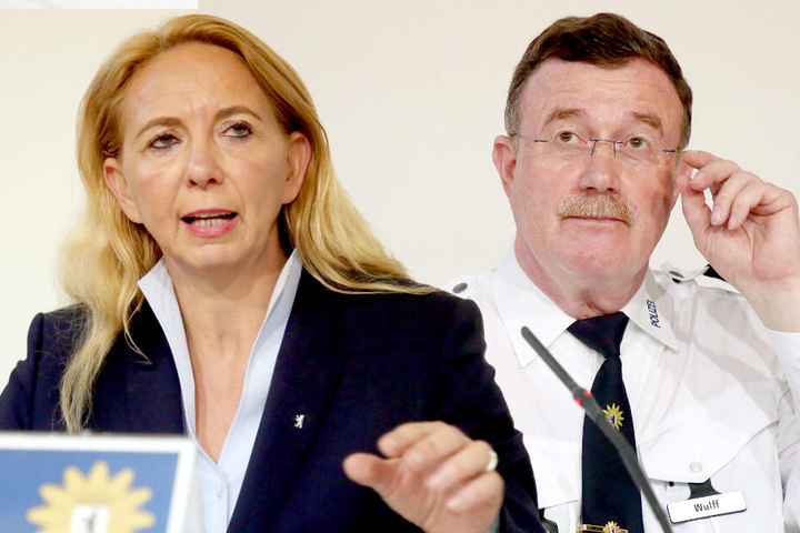 Leiter der Direktion Einsatz, Siegfried-Peter Wulff und Polizeipräsidentin Barbara Slowik.
