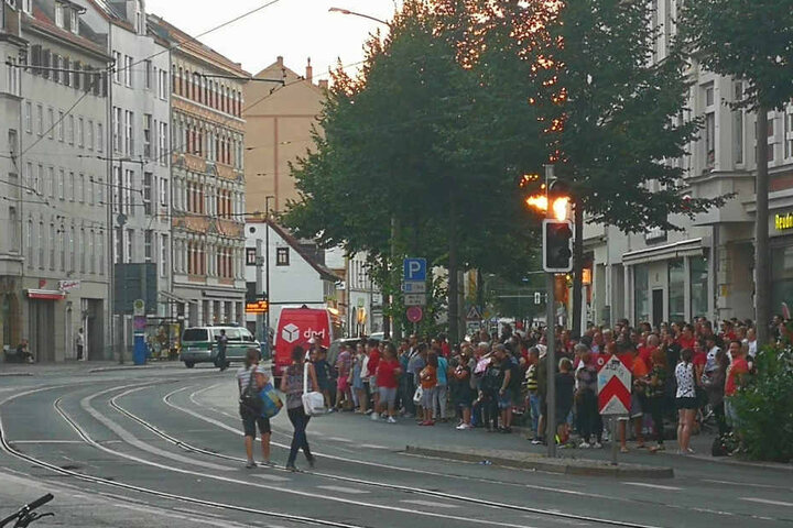 Die Kaufland-Kunden warten auf der gegenüberliegenden Straßenseite.