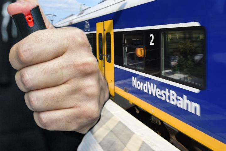 In einem Zug der Nordwestbahn wurden die Fahrgäste attackiert. (Symbolbild)