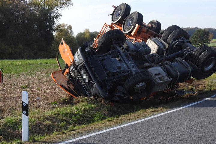 Der verletzte Fahrer konnte von Ersthelfern aus seinem eingedrückten Führerhaus befreit werden.