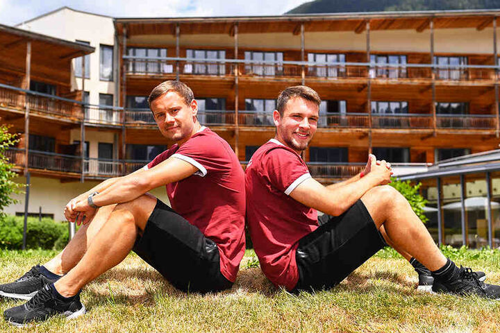 Tierisches Duo: Dynamos Routinier Chris Löwe (l.) mit seinem Namensvetter Justin vorm Mannschaftshotel Aqua Dome.