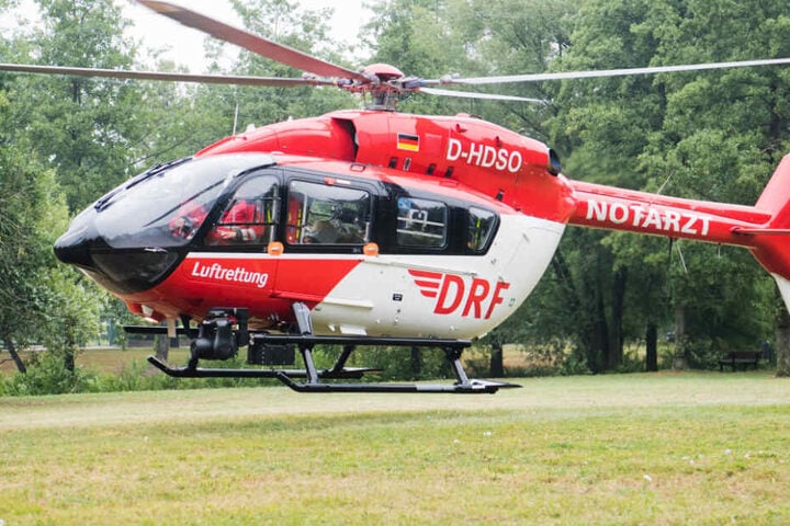 Ein Rettungshubschrauber brachte den schwer Verletzten ins Krankenhaus. (Symbolbild)