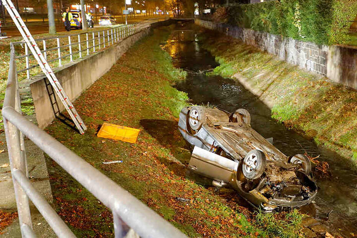 Der Skoda war nach der Flucht kopfüber im Bachliegen geblieben.