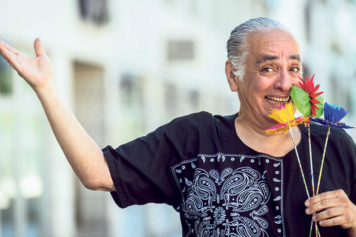 Kaum zu glauben: Diese "duftenden" Blumen sind allein aus Papier - in Sekundenschnelle gefaltet von Künstler Lorenzo Torres (60, F.).