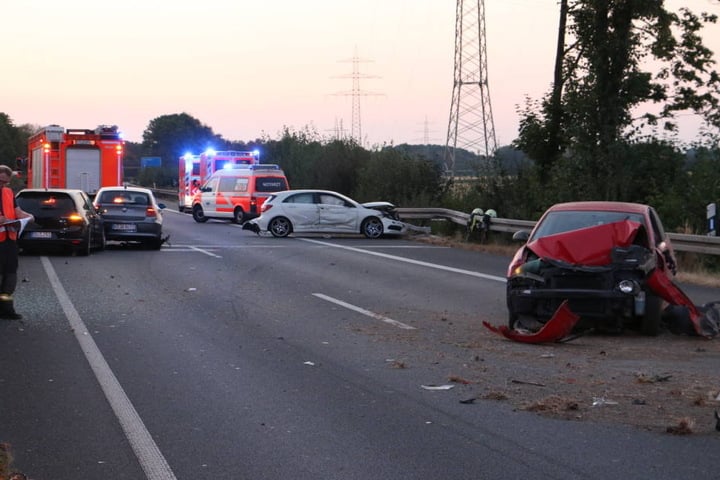 Die A57 bei Köln musste am Donnerstagabend gesperrt werden.