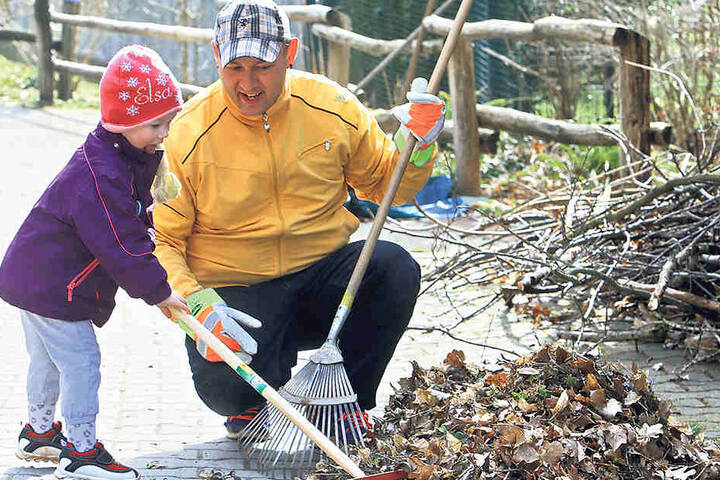 300 Helfer machten mit im Tierpark. Darunter viele Familien - wie
hier René Lasch mit Tochter Florance (2).