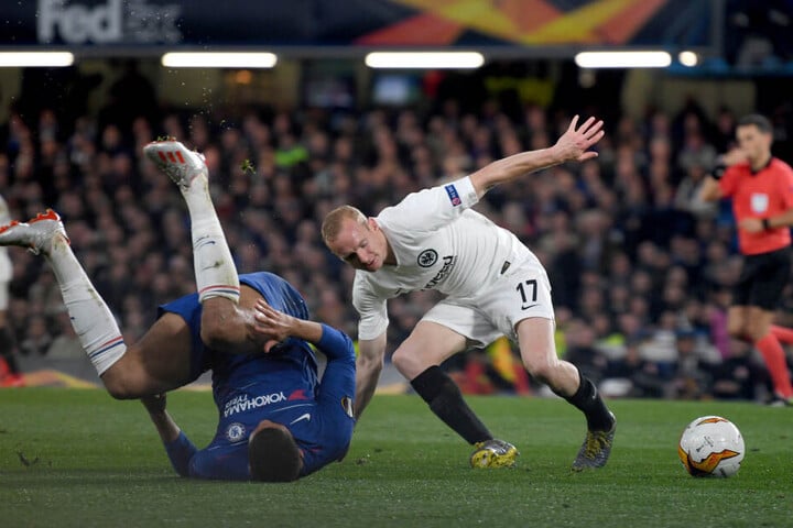 Sebastian Rode (re.) kämpft mit Ruben Loftus-Cheek um den Ball.