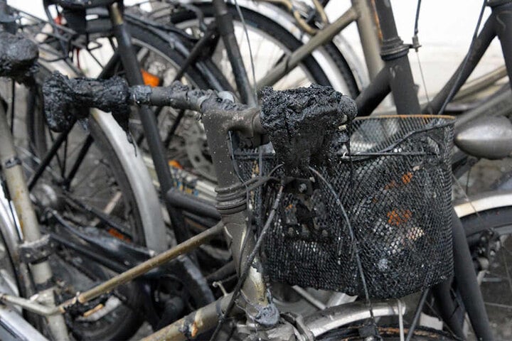 Die Fahrräder und auch die Wohnungen über dem Laden wurden stark in Mitleidenschaft gezogen.