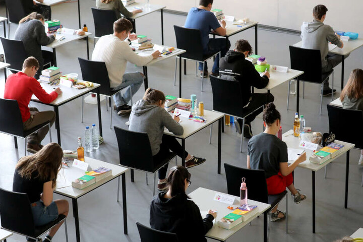 Die Abiturienten blieben brav auf ihren Plätzen sitzen (Symbolbild).
