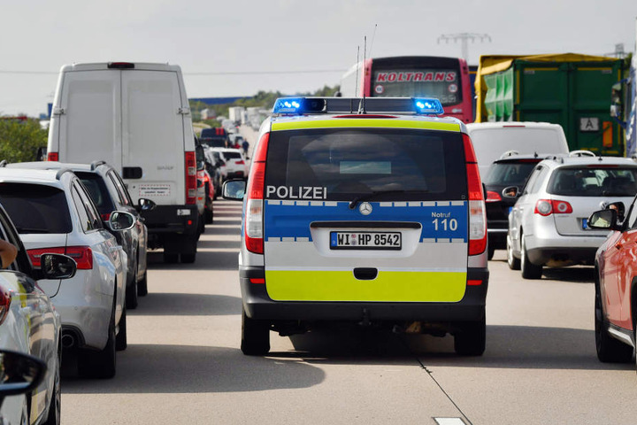 Die Polizei kümmert sich um den Unfall. (Symbolbild)