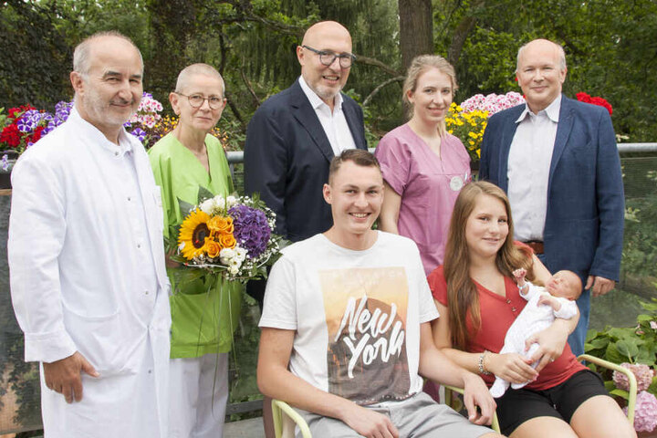 Die jungen Eltern Lea Charlene und David mit ihrem Sohn Milas.