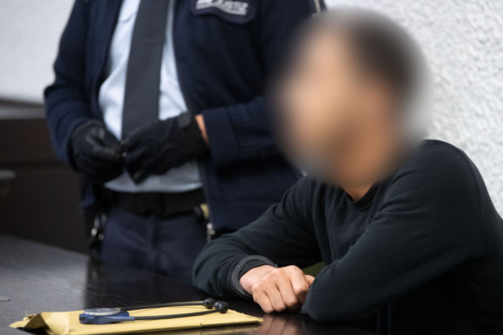Dem 26-jährigen Angeklagten werden Verbindungen zur Terrormiliz Islamischer Staat (IS) nachgesagt.