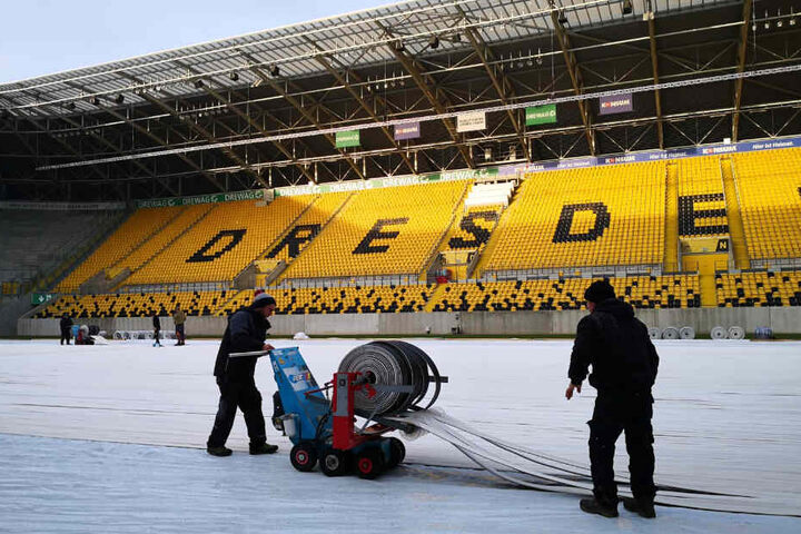 Mit einer speziellen Maschine wurden die Rollen abgewickelt und die Kühltechnik verlegt.