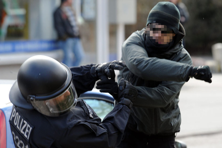 Der Randalierer brachte einen Polizisten zu Boden und prügelte auf ihn ein. (Symbolbild)