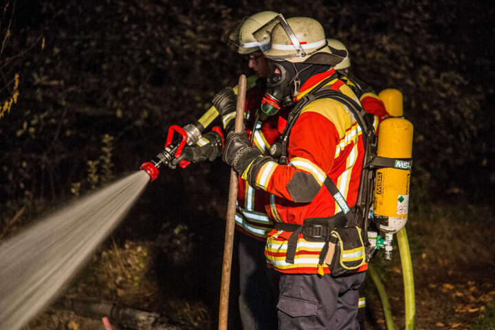 Die Feuerwehr löschte das lichterloh brennende Gartenhaus und den Stall.