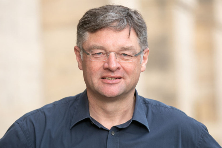 FDP-Chef Holger Zastrow (49) kämpft für den Erhalt aller Fahrspuren auf der Albertstraße.