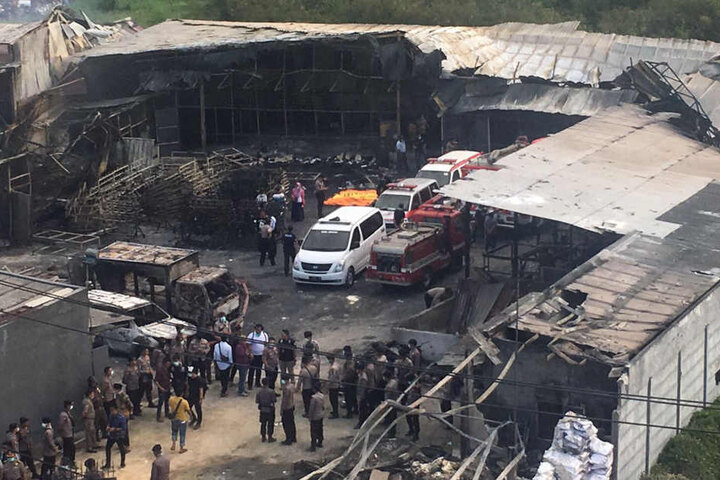 Polizisten und Rettungskräfte untersuchen Tangerang (Indonesien) die zerstörte Feuerwerksfabrik.