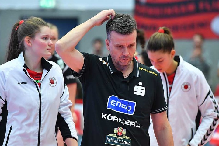 Trainer Alex Waibl kratzte sich am Kopf. Er fand mit seinem Team keine Lösungen gegen die starken Italienerinnen.