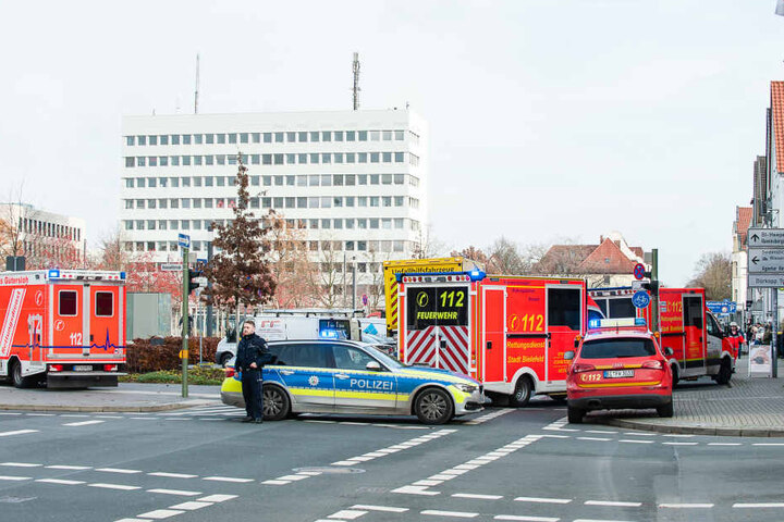 Die Straße wird noch für die gesamte Räumung des Unfallortes gesperrt sein.