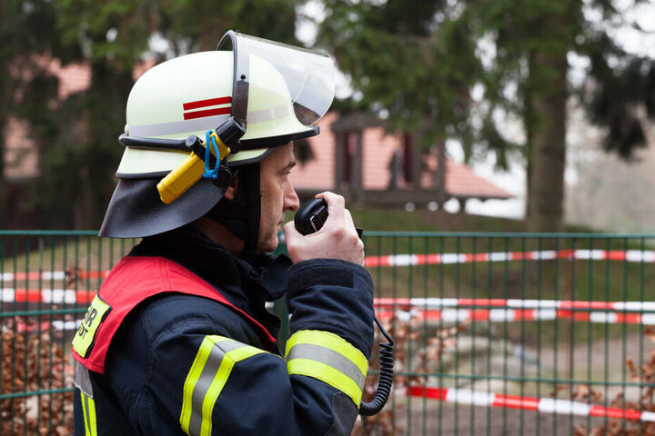 Einen tierischen Einsatz hat die Neusser Feuerwehr am Mittwochmorgen bei einem Zimmerbrand erlebt.