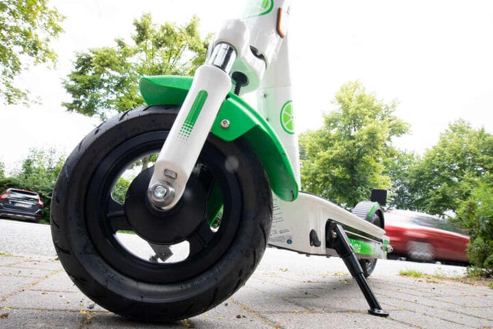 Der Mann musste seinen Führerschein abgeben und den E-Scooter stehen lassen. (Symbolbild)
