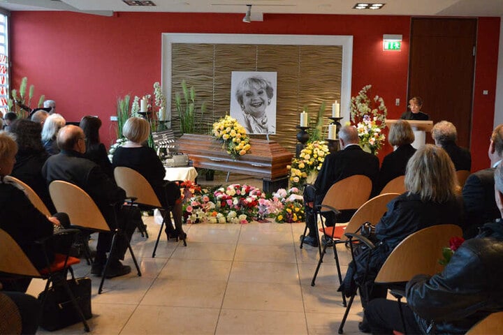 Zahlreiche Angehörige und Freunde haben der Schauspielerin die letzte Ehre erwiesen.