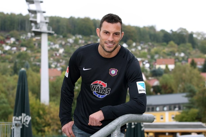 Willkommen in Aue! Torhüter Daniel Haas kurz nach seiner Ankunft im Erzgebirgsstadion.