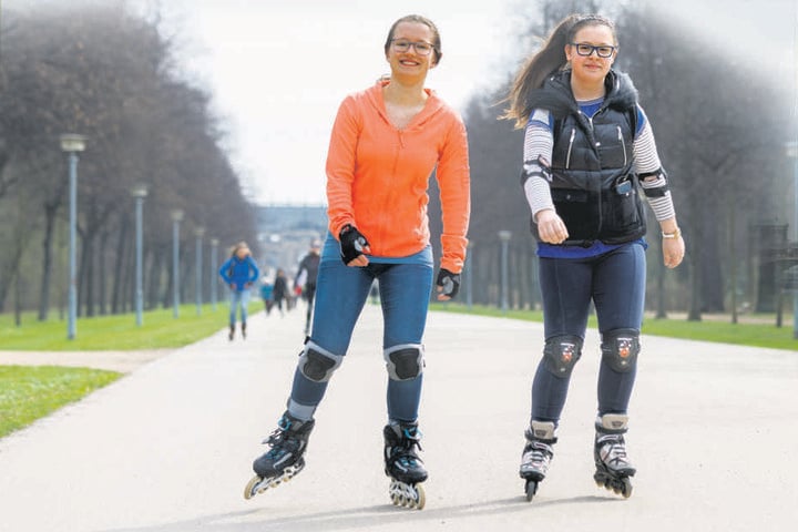 Lass rollen: Katharina (13) und Sophie (12) schnallen die Skater an.