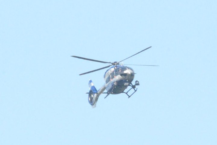 Ein Polizeihubschrauber machte sich auf die Suche nach dem flüchtigen Unfallfahrer.