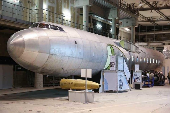 Der Rumpf der verbliebenen 152. Die heutigen Elbe-Flugzeugwerke verstehen sich als Erben dieses Projekts