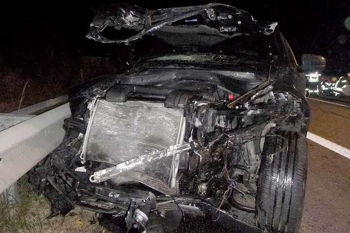 Der BMW wurde im Frontbereich vollkommen demoliert.
