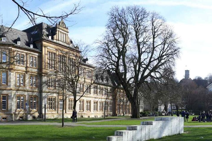 Auch der Park rund um die Kunsthalle ist ein grüner Ort mitten in der Bielefelder Innenstadt.