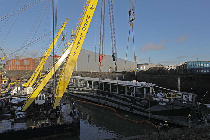 Das Schiff wurde mit großen Kränen geborgen.