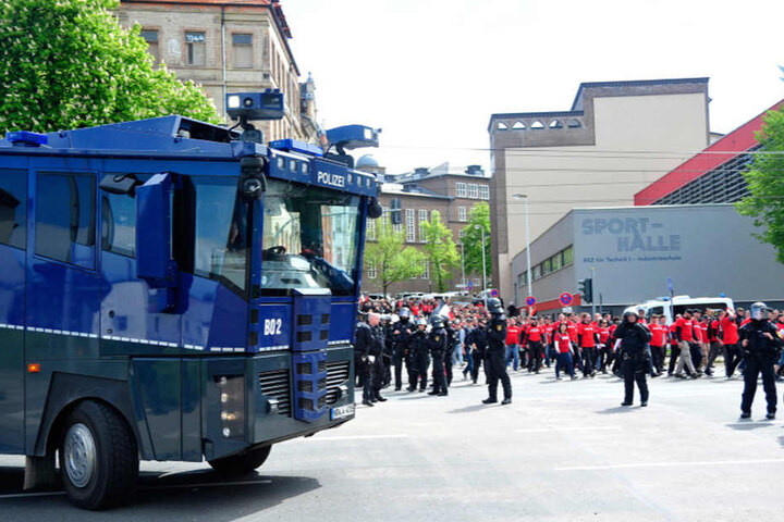 Wasserwerfer standen bereit, wenn es brenzlig wurde. Aber sie kamen nicht zum Einsatz.