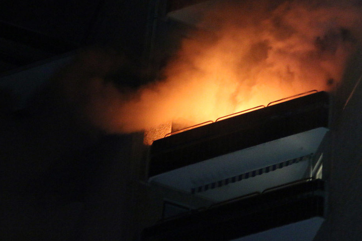 Eine Wohnung in einem Hochhaus in der Storkower Straße steht in Flammen.