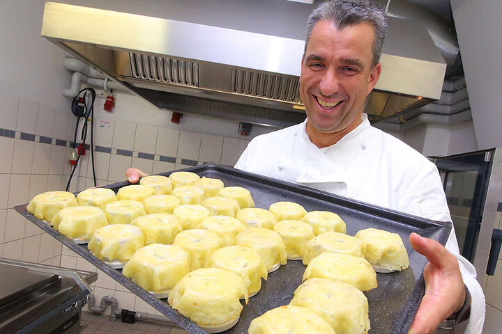 Noch lacht er … 1000 Käsenester muss Gourmet-Koch Gerd Kastenmeier (47) für den Leipziger Opernball formen.