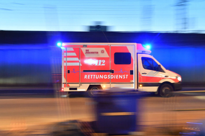 Die Familie wurde mit einem Rettungswagen in eine Klinik gefahren. (Symbolbild)