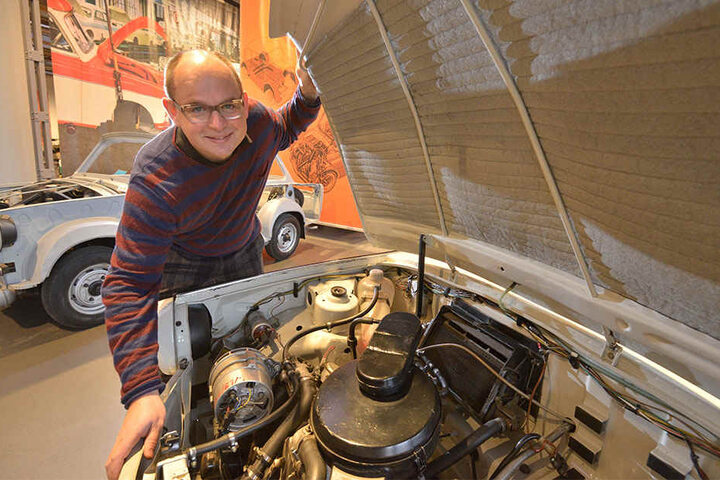 Was verbinden die Zwickauer mit Zwickau? Ist es vor allem der Trabant? Hier mit Museums-Chef Thomas Stebich (45) bei der Eröffnung der Trabi-Sonderausstellung im Horch-Museum.
