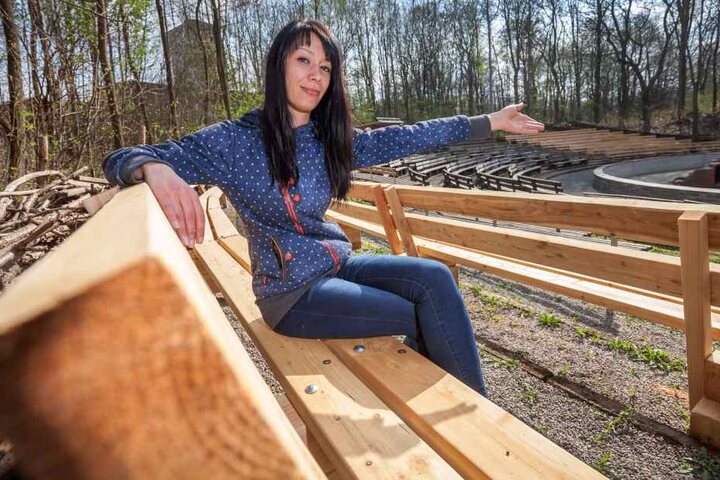 Mandy Wenzel (31) hat schonmal auf den neuen Zuschauerbänken der Küchwaldbühne Platz genommen.