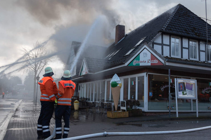 Mit vereinten Kräften versuchen die Einsatzkräfte der umliegenden Feuerwehren den Brand unter kontrolle zu bringen. Der Löschvorgang dauerte bis in die Abendstunden.