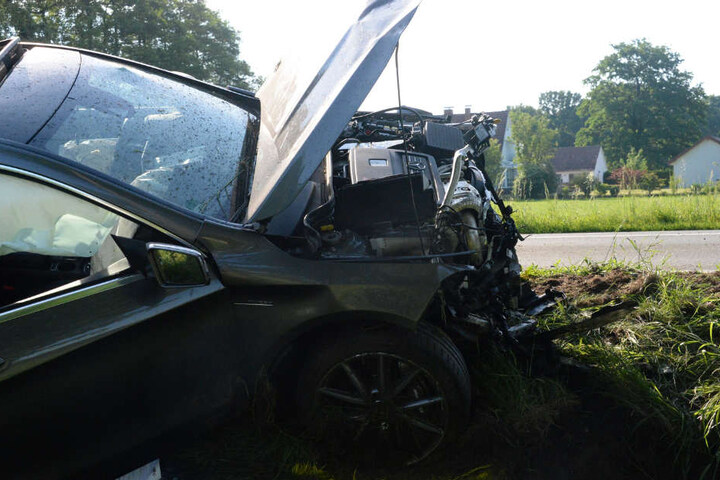 Der Beifahrer wurde schwer verletzt.