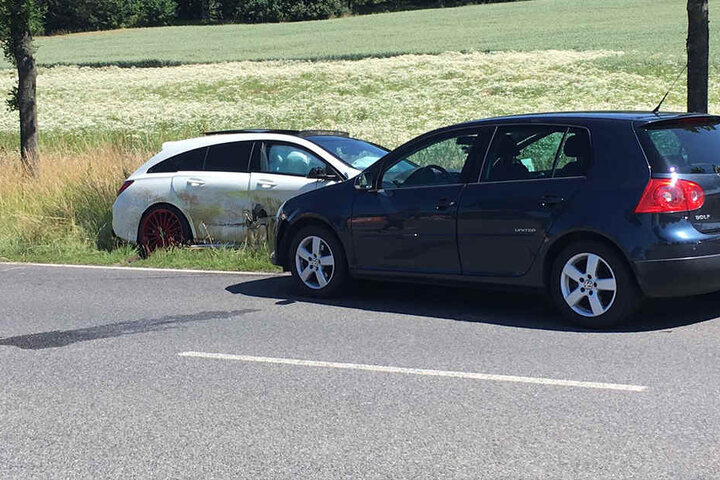 Der Mercedes stieß in Folge des Unfalls mit einem VW zusammen.